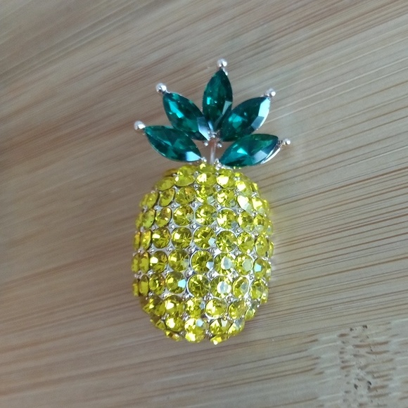 Jewelry - 🆕 Pineapple Brooch